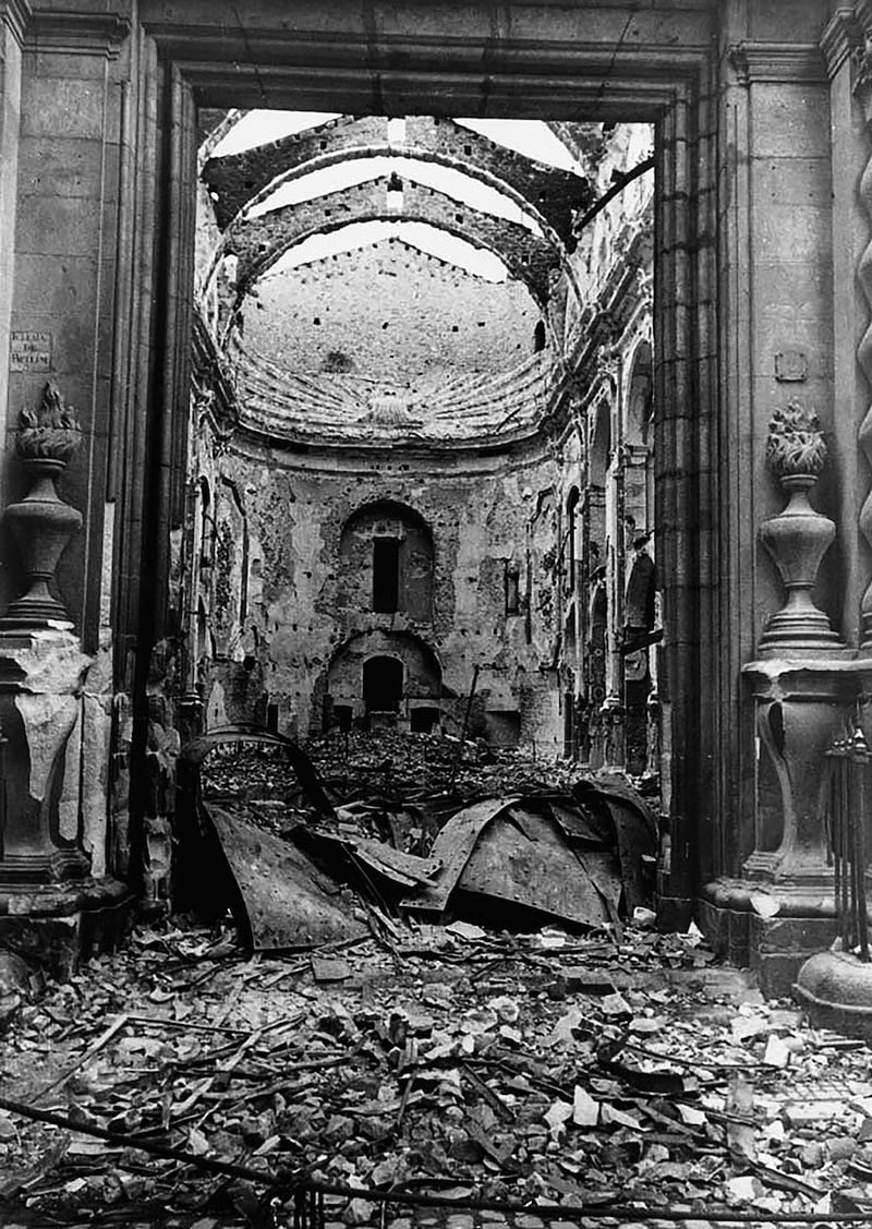 L’Església de Betlem després de l’incendi que la destruí durant els enfrontaments contra l’aixecament
militar de juliol de 1936.