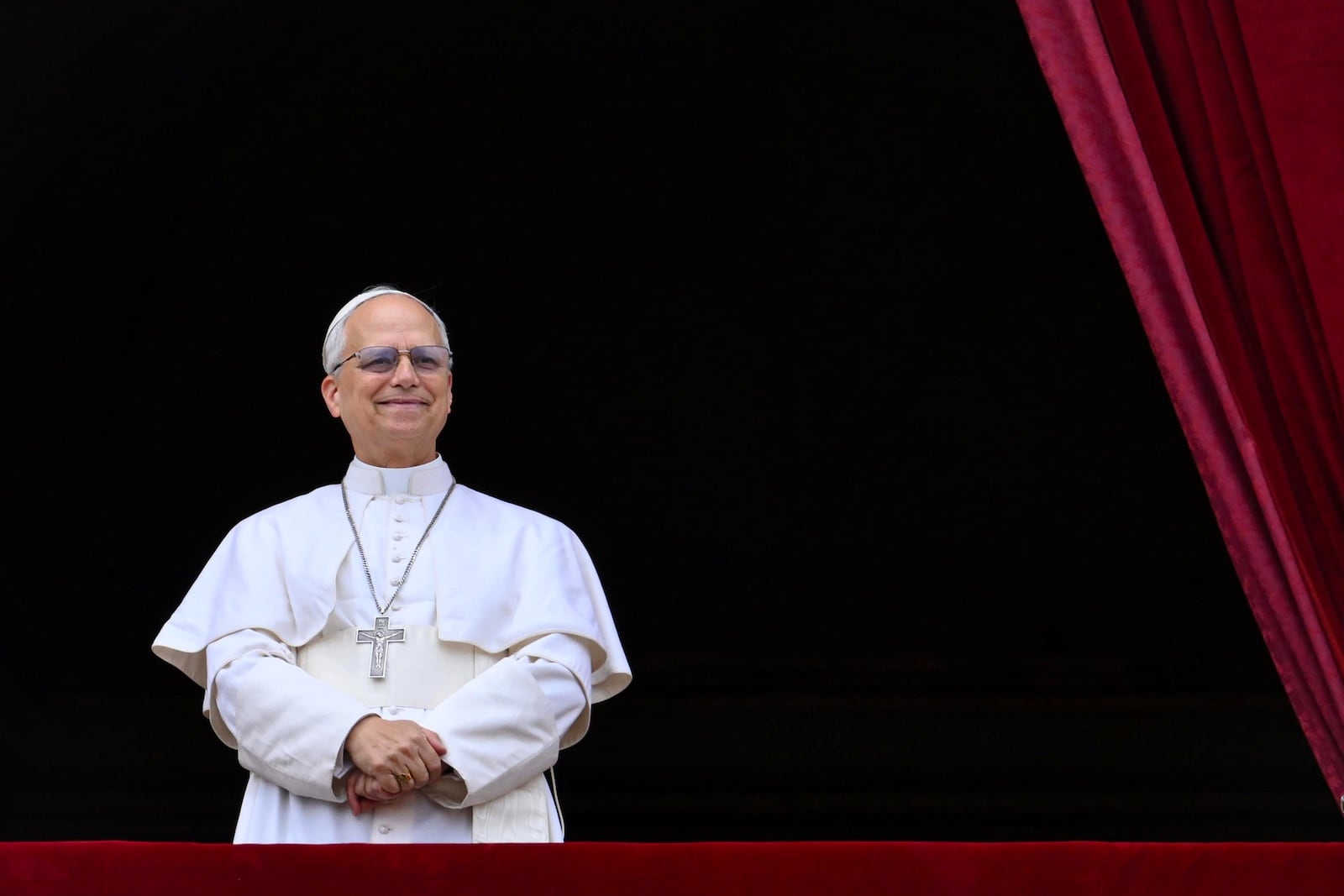 El papa Lleó XIV dirigeix la pregària Regina Caeli des de la basílica de Sant Pere del Vaticà, l'11 de maig de 2025. Fotografia d’Alessandro di Meo. EFE