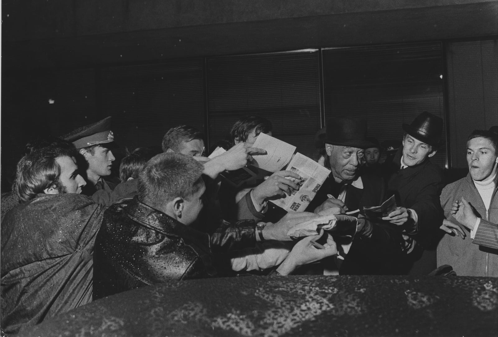 Duke Ellington assaltat pels fans durant la seva gira de l’any 1971 per l’URSS. Cortesia de la Col·lecció Duke Ellington del Centre d’Arxius del Museu Nacional d’Història Americana, Smithsonian Institution.