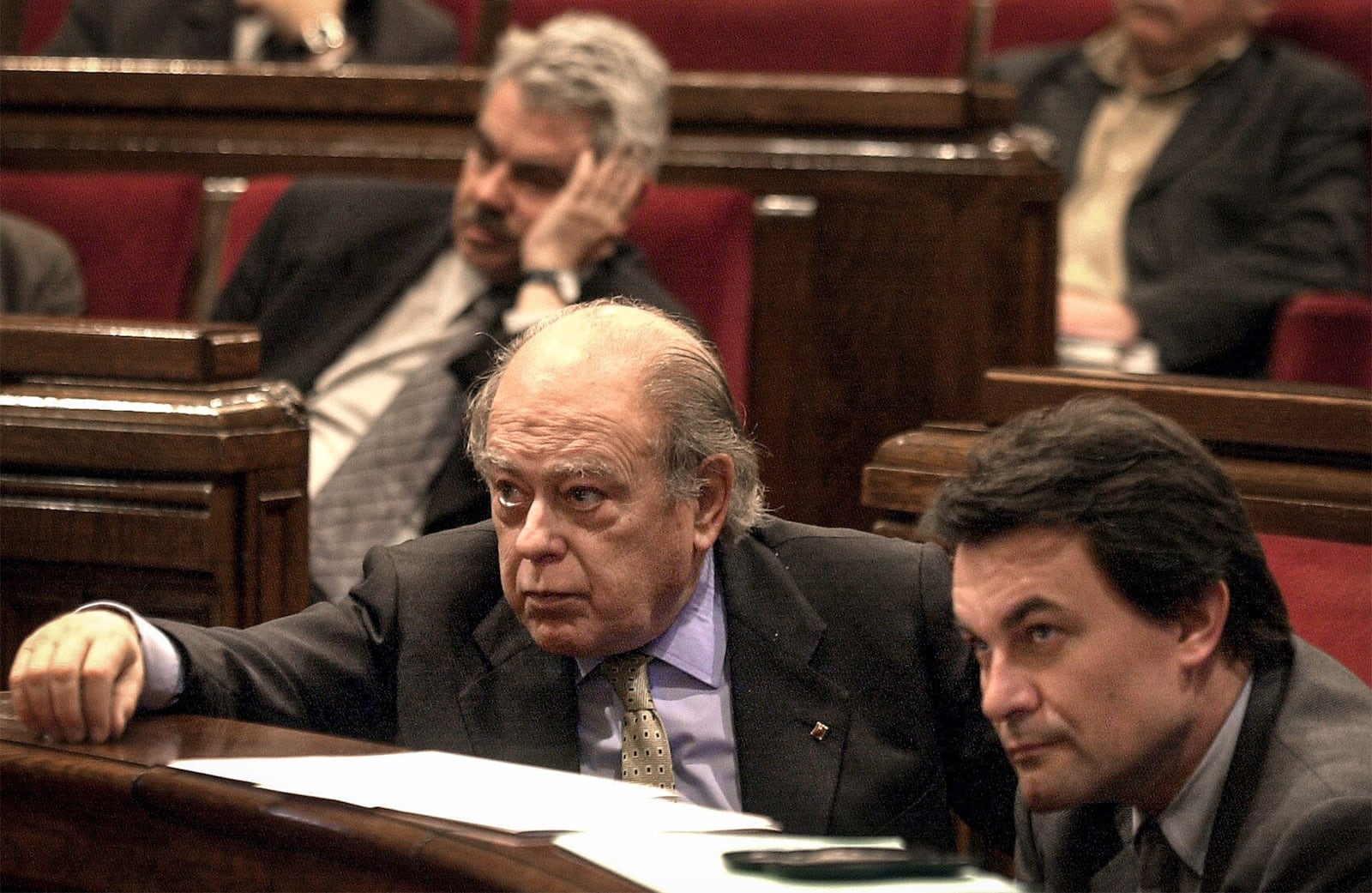 Jordi Pujol i Artur Mas, aleshores president de la Generalitat i conseller de la Presidencia, respectivament, segueixen un ple del Parlament de març de 2001. Al fons, Pasqual Maragall. Fotografia de Toni Albir. EFE.
