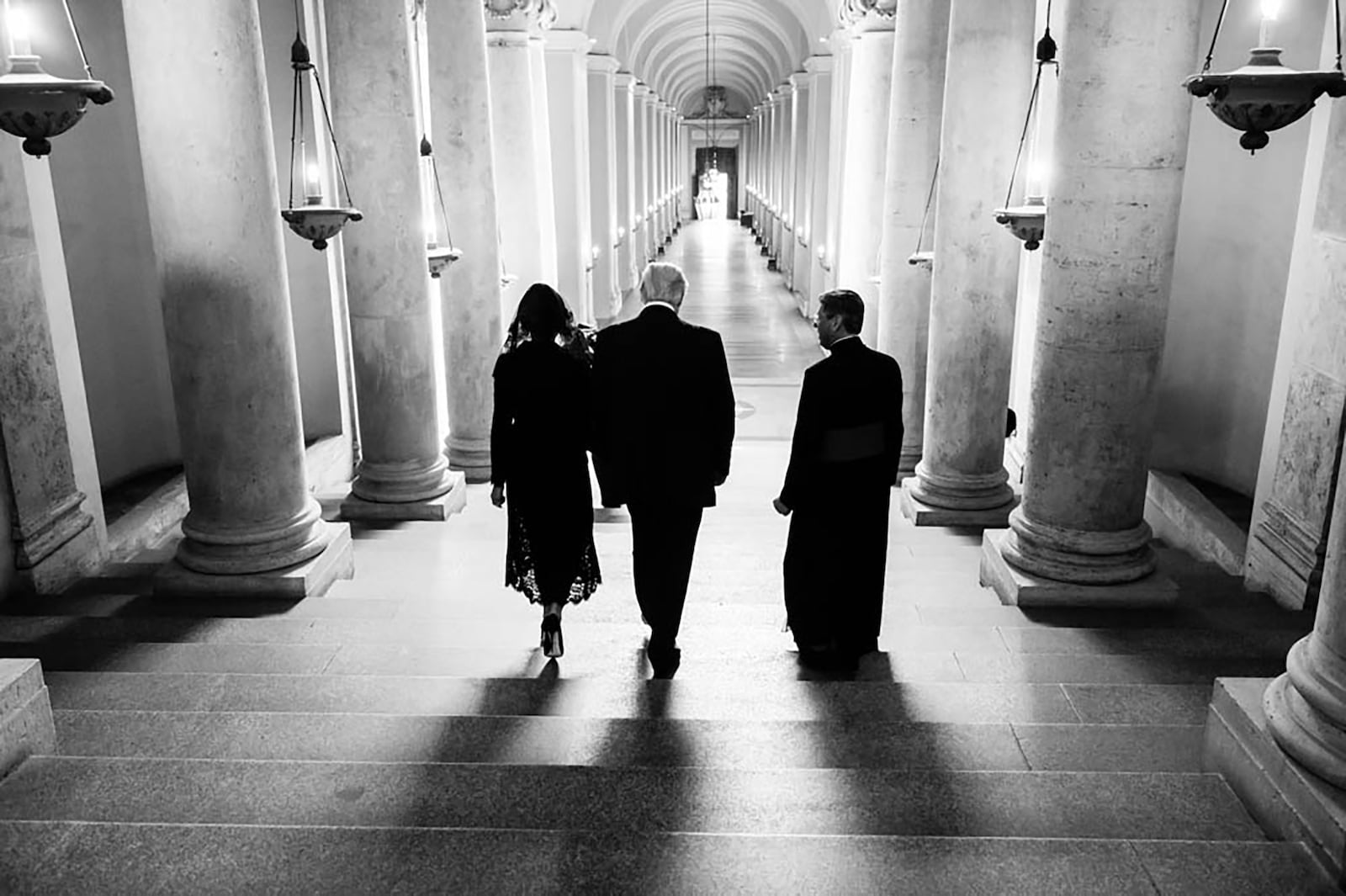 El president Donald Trump i la primera dama Melania Trump recorren la Capella Sixtina després de la seva reunió amb el Papa Francesc, el 24 de maig de 2017. Fotografia oficial de la Casa Blanca per Andrea Hanks.