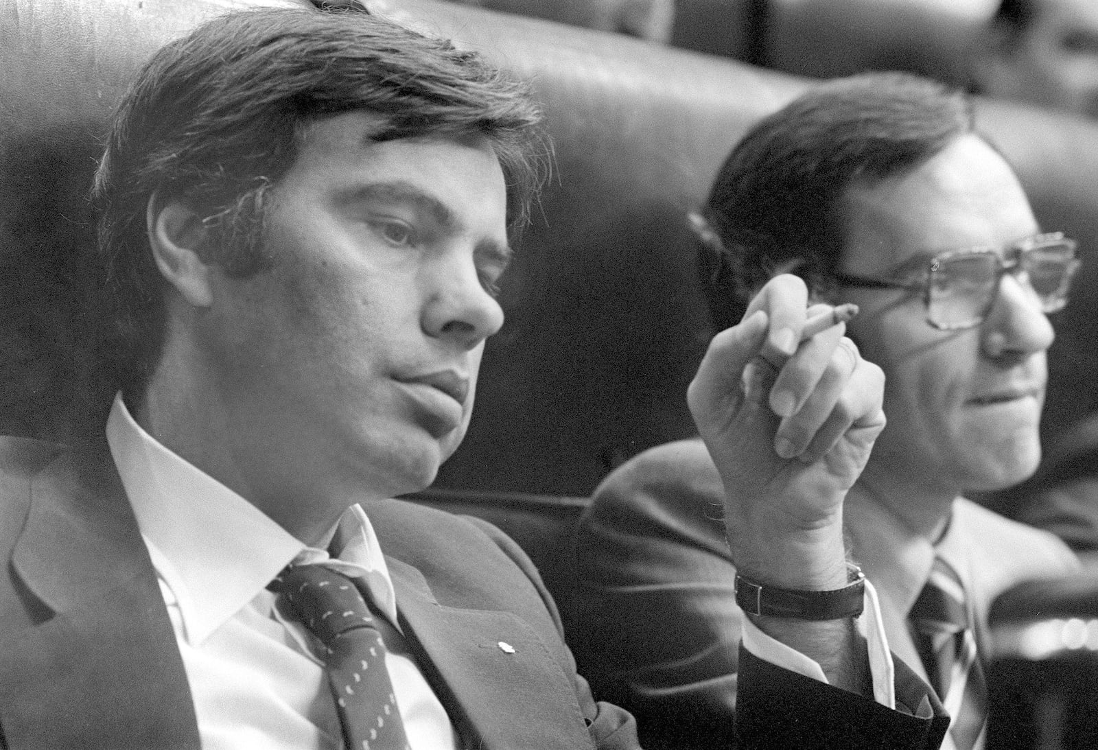 Felipe González, acompanyat per Alfonso Guerra, en el Congrés dels Diputats durant la votació per a l'elecció del president de la cambra, el 13 de juliol de 1977. Fotografia d'arxiu EFE