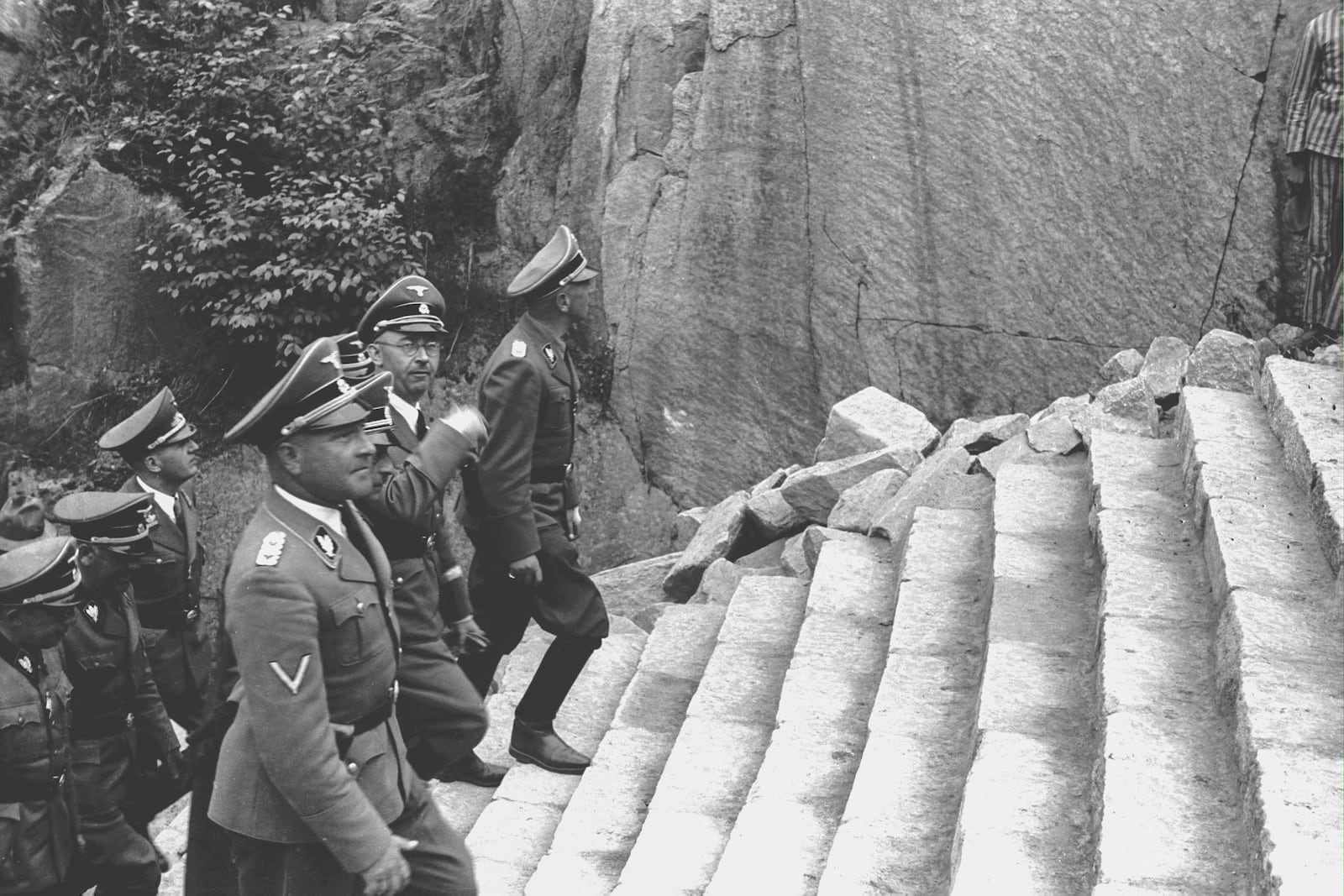 Himmler i el seu seguici pugen els tristament famosos 186 esglaons de l’escala d’accés a l’esplanada de la pedrera de Mauthausen, abril del 1941. Autor: Paul Ricken. MHC (Fons Amical de Mauthausen)