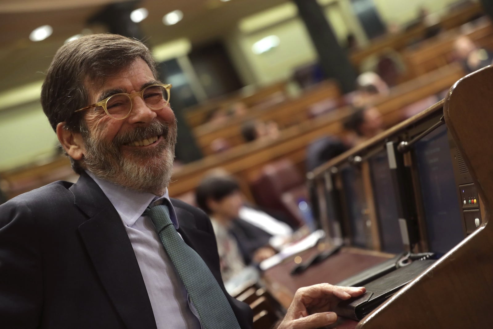 José Enrique Serrano (1949 – 2025), en el seu escó en el Congrés dels Diputats durant la constitució de la Comissió per a l'Avaluació i la Modernització de l'Estat Autonòmic, el 15 de novembre de 2017. Fotografia de Zipi. EFA