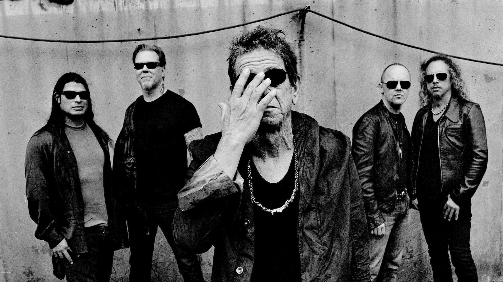 Lou Reed, acompanyat de la banda de heavy metal Metallica, en una imatge promocional del disc ‘Lulu’. Fotografia d’Anton Corbjin.