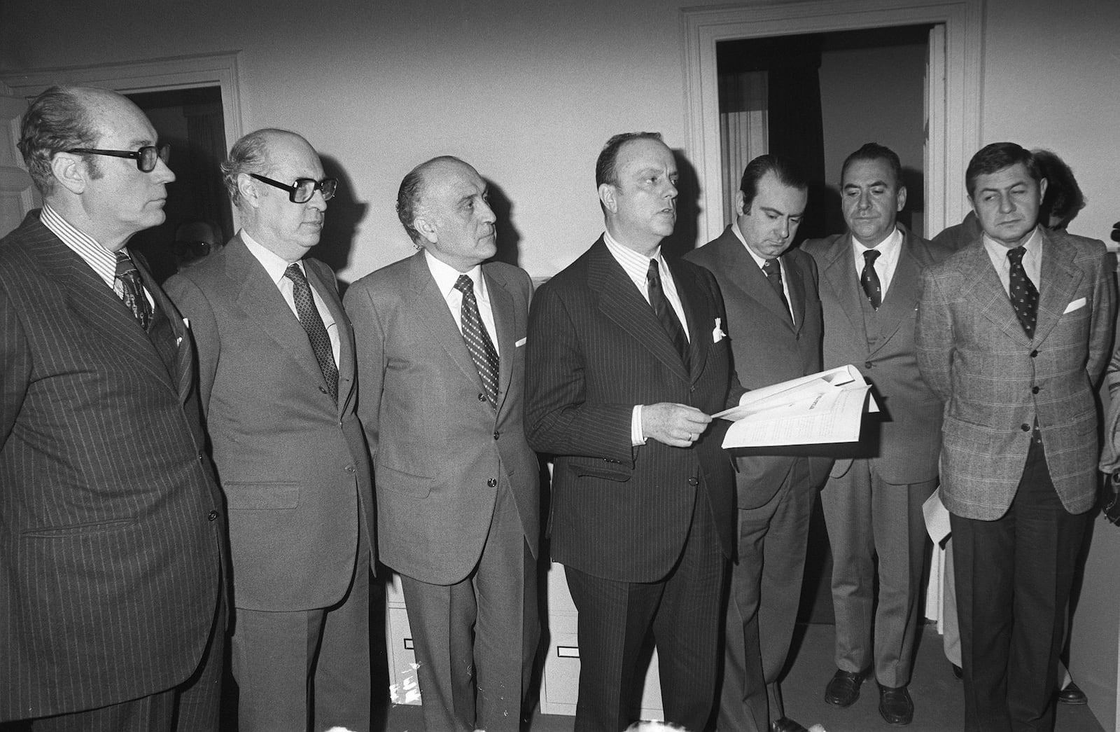 D’esquerra a dreta: Thomas de Carranza, Laureano López Rodó, Licinio de la Fuente, Manuel Fraga Iribarne, Cruz Martínez Esteruelas, Gonzalo Fernández de la Mora i Julio Iranzo durant l’acte de presentació del programa comú d’Alianza Popular. Gener de 1977. Arxiu EFE.