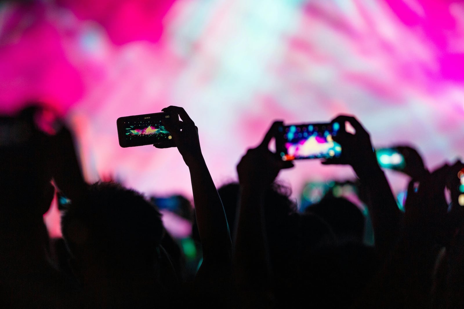 Espectadors d’un concert amb smartphones. Arxiu d’internet