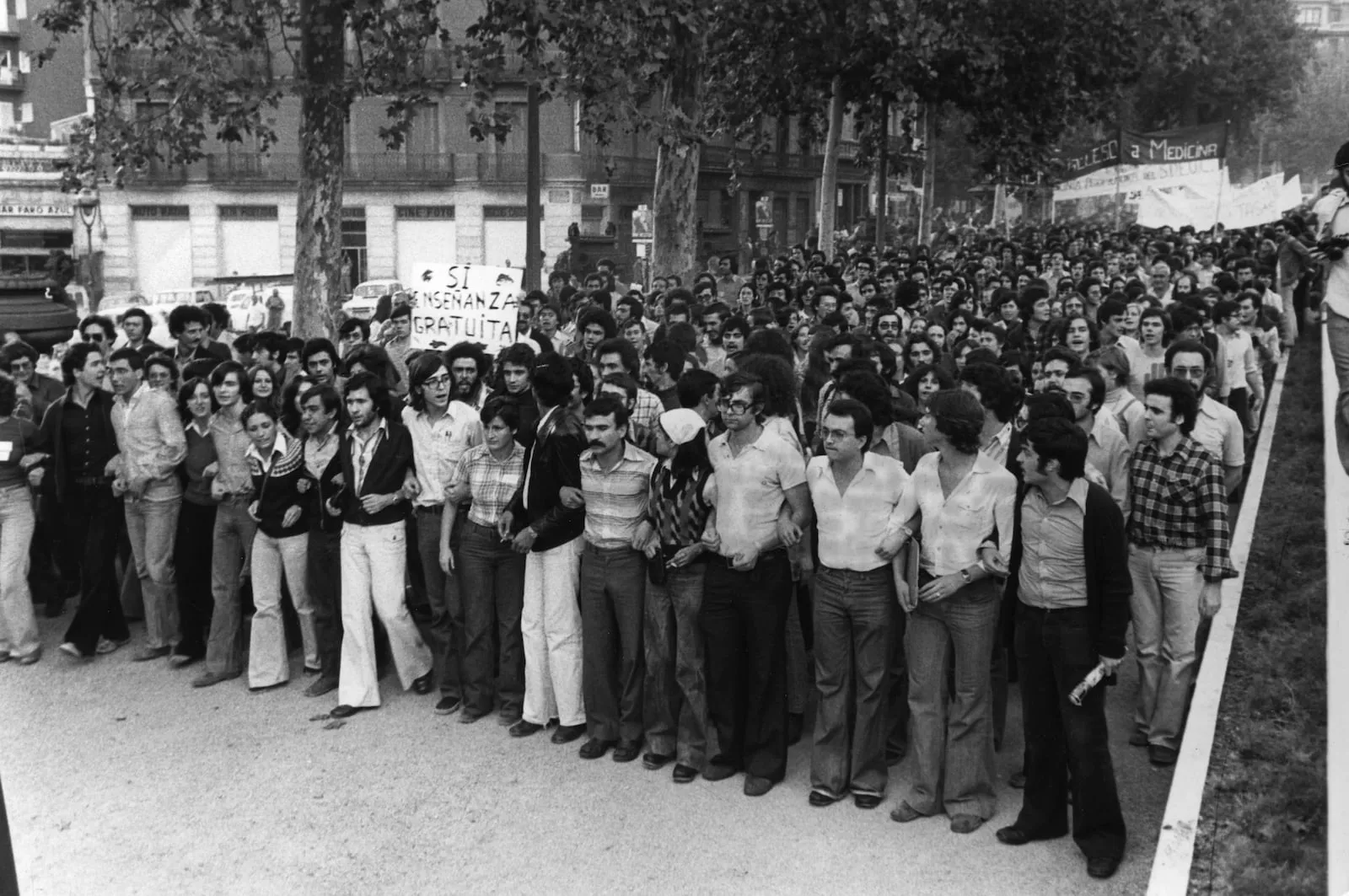 Estudiants de les universitats de Barcelona es manifesten el setembre de 1976 contra l’augment de les taxes acadèmiques i la selectivitat. Arxiu EFE.