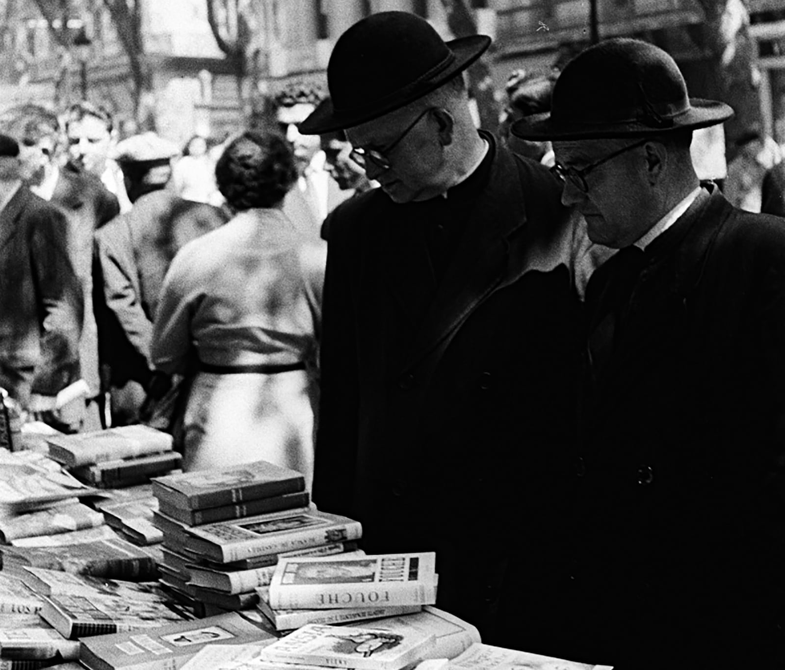 1957. Vianants entre parades de llibres a la Rambla. Fotografia de Pérez de Rozas