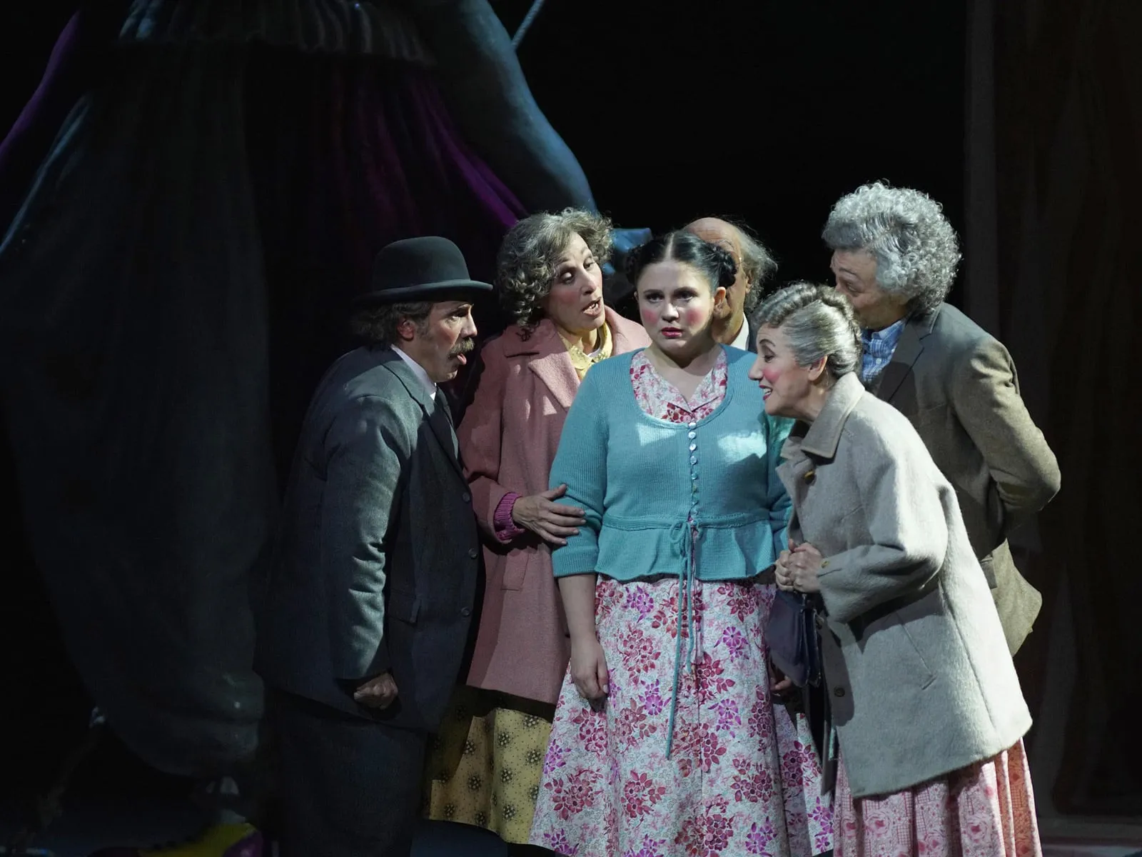 Tanasii (Mařenka), al centre, envoltada per Esteve, Rey-Joly, Winkler, Marsol i Bacelli, a 'La núvia venuda', al Teatro Real. Fotografia de Javier del Real.