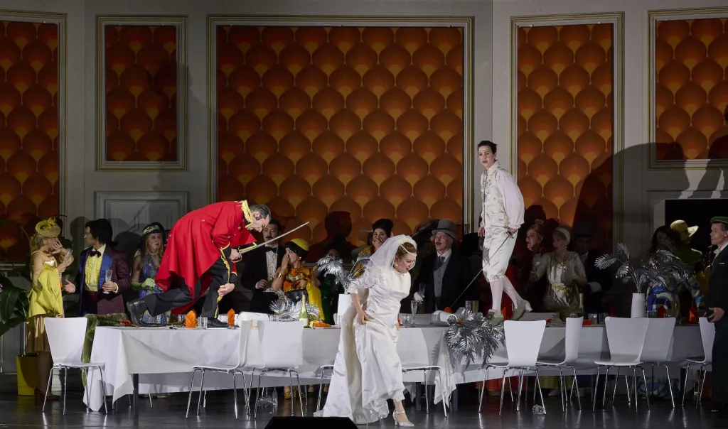 Zelinka (Ochs), Miyus (Sophie), Brull (Octavian) i el cor, al segon acte de 'Der Rosenkavalier' a l'Òpera de Graz. Fotografia de Herwig Prammer.