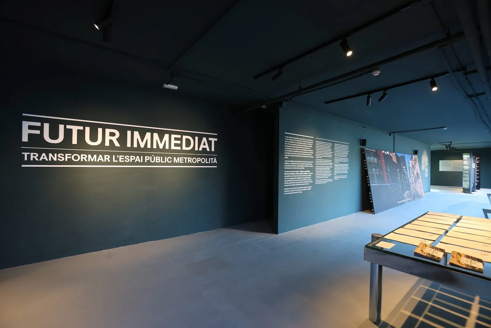 “Futur immediat. Transformar l’espai públic metropolità” és el títol de l’exposició que l’Àrea Metropolitana de Barcelona (AMB) ha desplegat a l’antiga terminal de Drassanes, en el marc de la celebració de la Capitalitat Mundial de l’Arquitectura 2026.