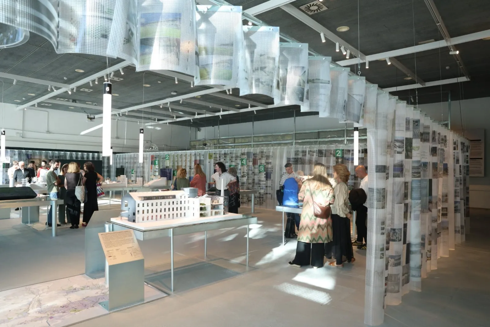 “Futur immediat. Transformar l’espai públic metropolità” és el títol de l’exposició que l’Àrea Metropolitana de Barcelona (AMB) ha desplegat a l’antiga terminal de Drassanes, en el marc de la celebració de la Capitalitat Mundial de l’Arquitectura 2026.