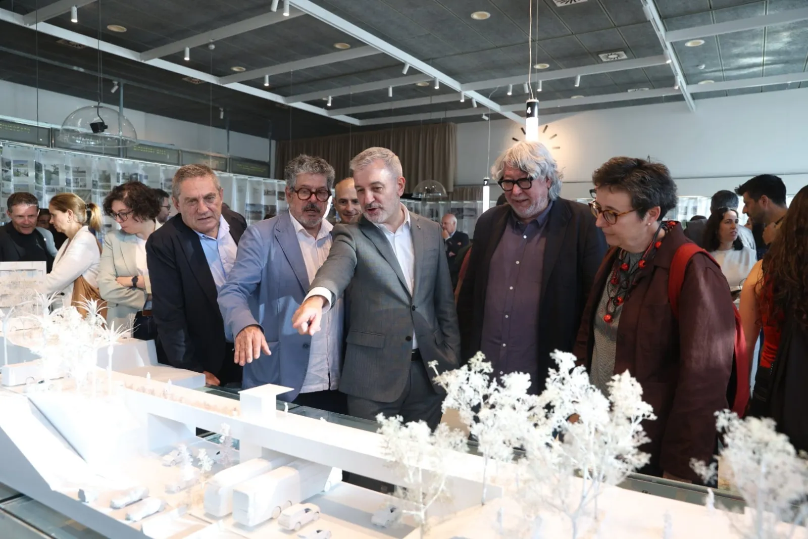 “Futur immediat. Transformar l’espai públic metropolità” és el títol de l’exposició que l’Àrea Metropolitana de Barcelona (AMB) ha desplegat a l’antiga terminal de Drassanes, en el marc de la celebració de la Capitalitat Mundial de l’Arquitectura 2026.
