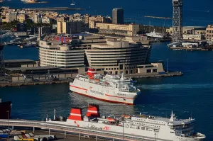 El ferri de Trasmediterránea, Juan J Sister, que cobria la ruta Menorca-Barcelona, maniobra a prop del WTC, l’any 2017 al port de Barcelona. Fotografia de Carlos Lorenzo