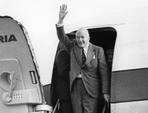 Rebuda multitudinària per a Josep Tarradellas a l'avinguda reina Maria Cristina. 23 d’octubre de 1977. Fotografia de Pérez de Rozas. AFB