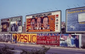 Propaganda política als carrers de Barcelona de les primeres eleccions democràtiques de 1977. Fotografia de Josep Playà. Arxiu Finestres de la Memòria.