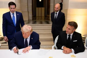 Donald Trump signa el Memoràndum d'Entesa entre la República Islàmica de l'Iran i els Estats Units d'Amèrica al Palau de Versalles, França, el dimecres 17 de juny de 2026. Fotografia de Daniel Torok. The White House