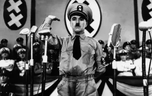 Fotograma del film de Charles Chaplin El gran dictador (1940). Arxiu d’internet.