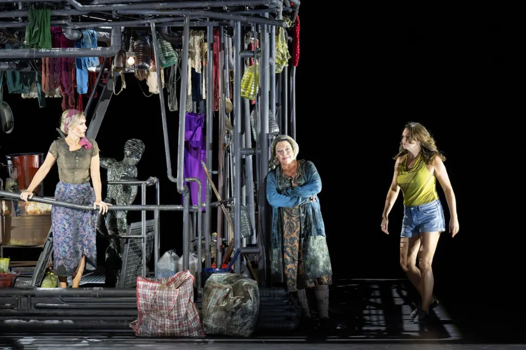 Vida Miknevičiūtė (Emperadriu), Nina Stemme (Nodrissa) i Ambur Braid (Tintorera), a 'La dona sense ombra', al Festival d'Aix-en-Provence. Fotografia de Monika Rittershaus.