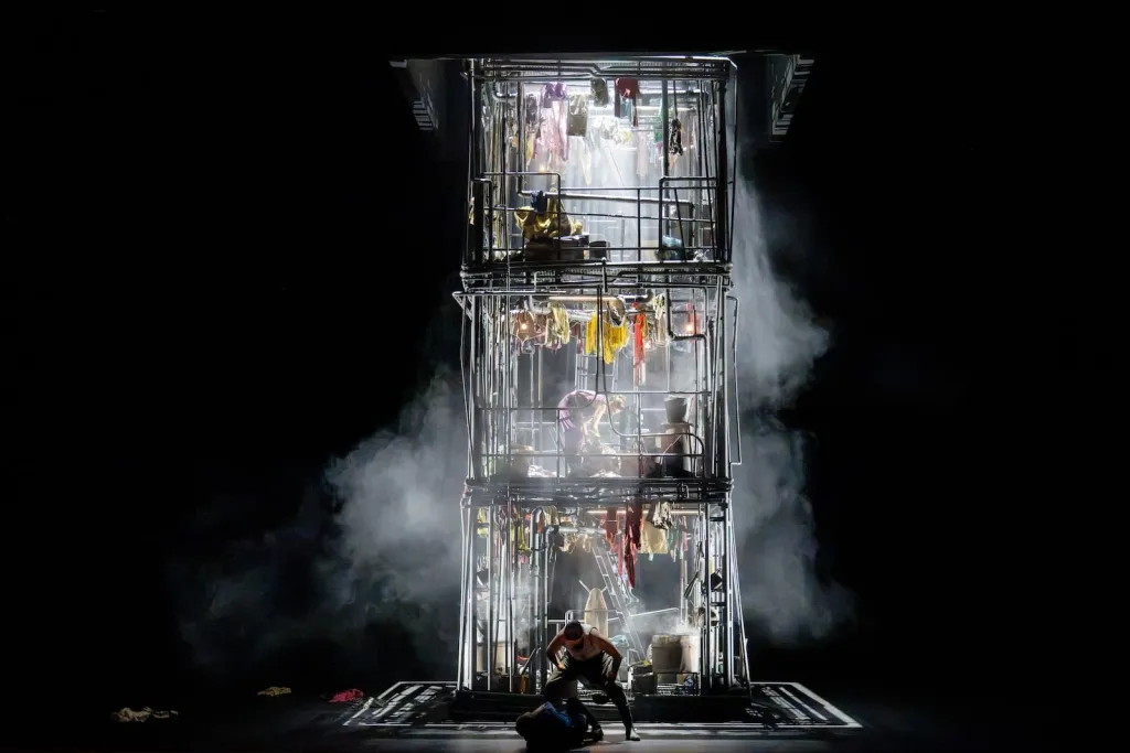 La casa del tintorer Barak, de 'La dona sense ombra', al Festival d'Aix-en-Provence. Fotografia de Monika Rittershaus.