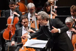 Josep Pons dirigeix la orquestra del Gran Teatre del Liceu, que interpreta la Segona Simfonia de Mahler, 'La Resurrecció', amb motiu del 20è aniversari de reobertura del Liceu, l’any 2020. Fotografia de A. Bofill. Gran Teatre del Liceu