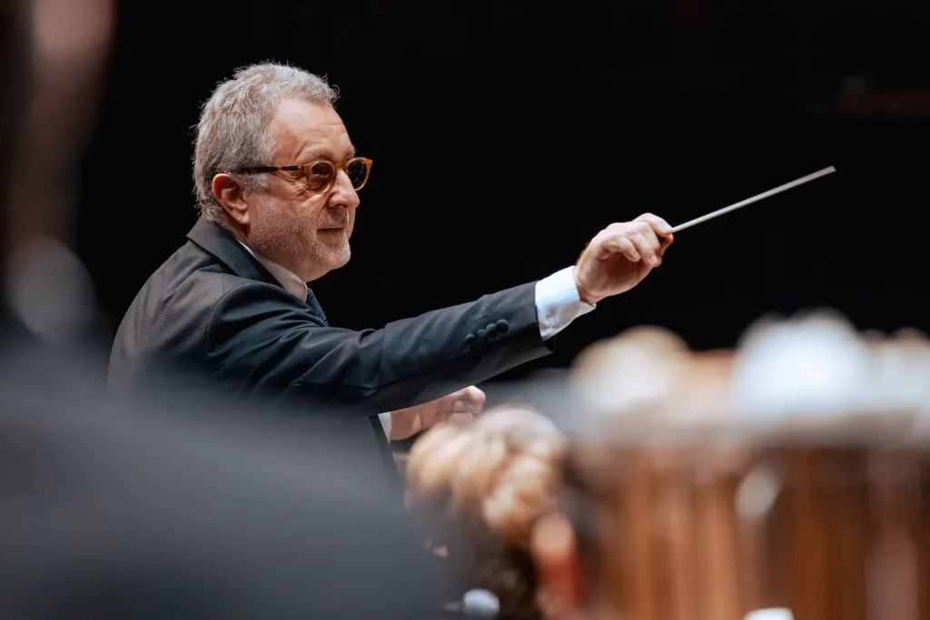 Josep Pons dirigint la orquestra del Gran Teatre del Liceu. Fotografia de Sergio Panizo. Gran Teatre del Liceu