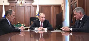 Trobada de Vladimir Putin amb Serguei Lavrov, ministre d'Afers exteriors de Rússia des de 2004, i Serguei Xoigú, ministre de Defensa rus fins al 2024. Febrer de 2019. Oficina de Premsa del president de Rússia.