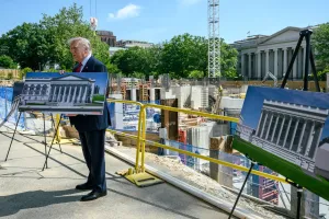 Donald Trump visita les obres del saló de ball i la nova ala est de la Casa Blanca, el 19 de maig de 2026. Fotografia distribuïda per The White House