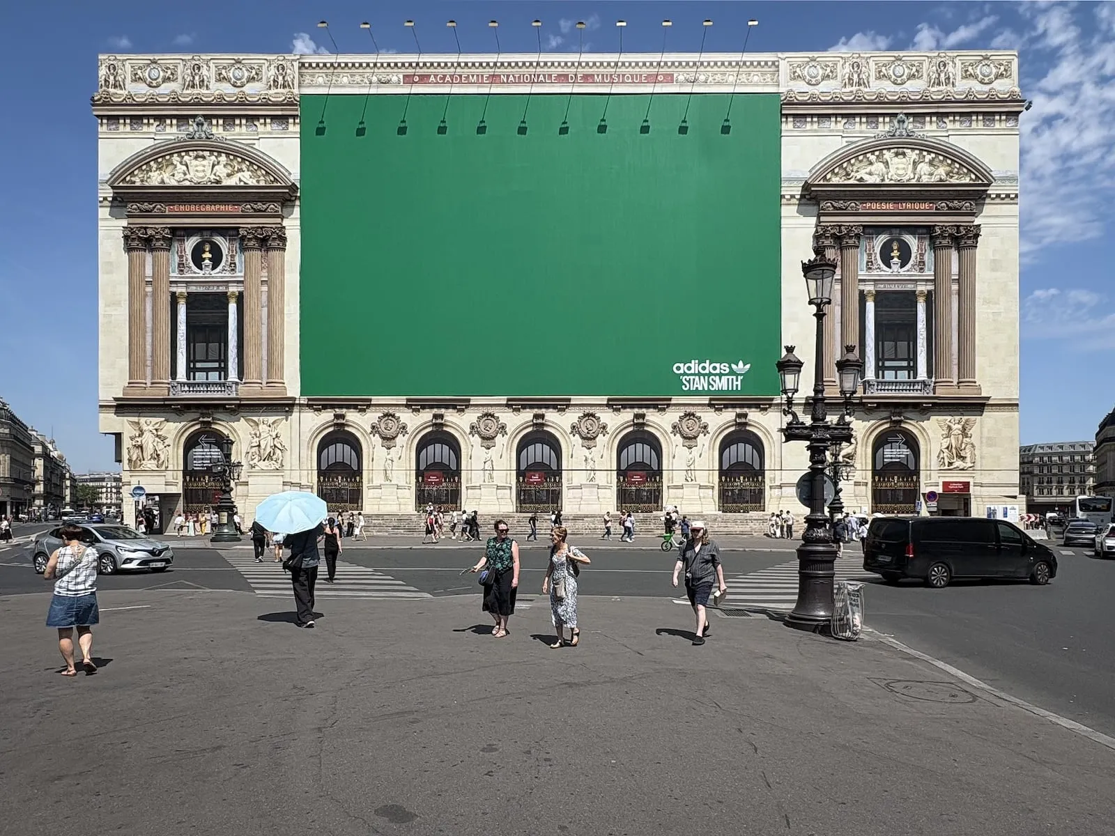 Lona publicitària d’Adidas, a la bastida de les obres de la façana Beaux-Arts del Palais Garnier de Paris, vista des de l’avinguda de l’Òpera. Fotografia de Fèlix Riera.