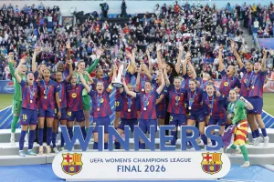 Les jugadores del FC Barcelona amb el seu quart trofeu de la Lliga de Campiones, després de guanyar la final contra l’Olympique de Lyon el 23 de maig de 2026 a l’estadi Ullevaal d’Oslo. Fotografia d’Alberto Estévez. EFE.