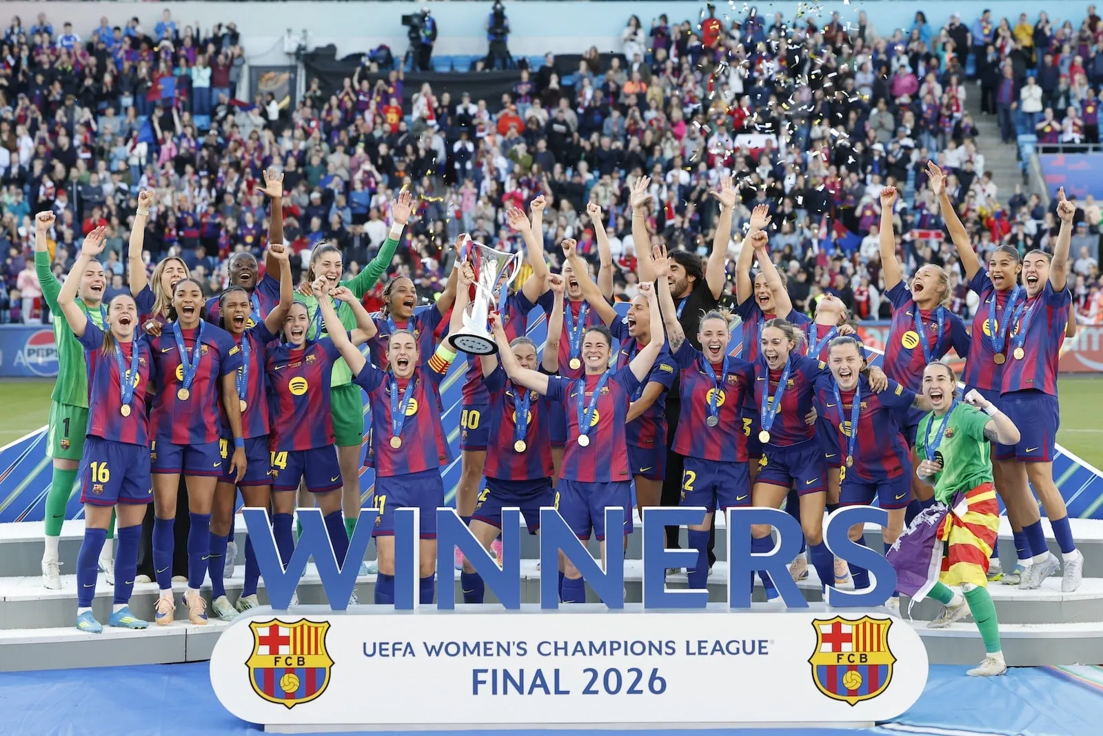 Les jugadores del FC Barcelona amb el seu quart trofeu de la Lliga de Campiones, després de guanyar la final contra l’Olympique de Lyon el 23 de maig de 2026 a l’estadi Ullevaal d’Oslo. Fotografia d’Alberto Estévez. EFE.