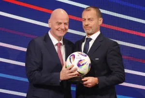 El president de la FIFA Gianni Infantino i Aleksander Ceferin, president de la UEFA, durant el 49 congres ordinari de la UEFA, celebrat l’abril de 2025 a Belgrad, Sèrbia. Fotografia d’Andrej Cukic. EFE