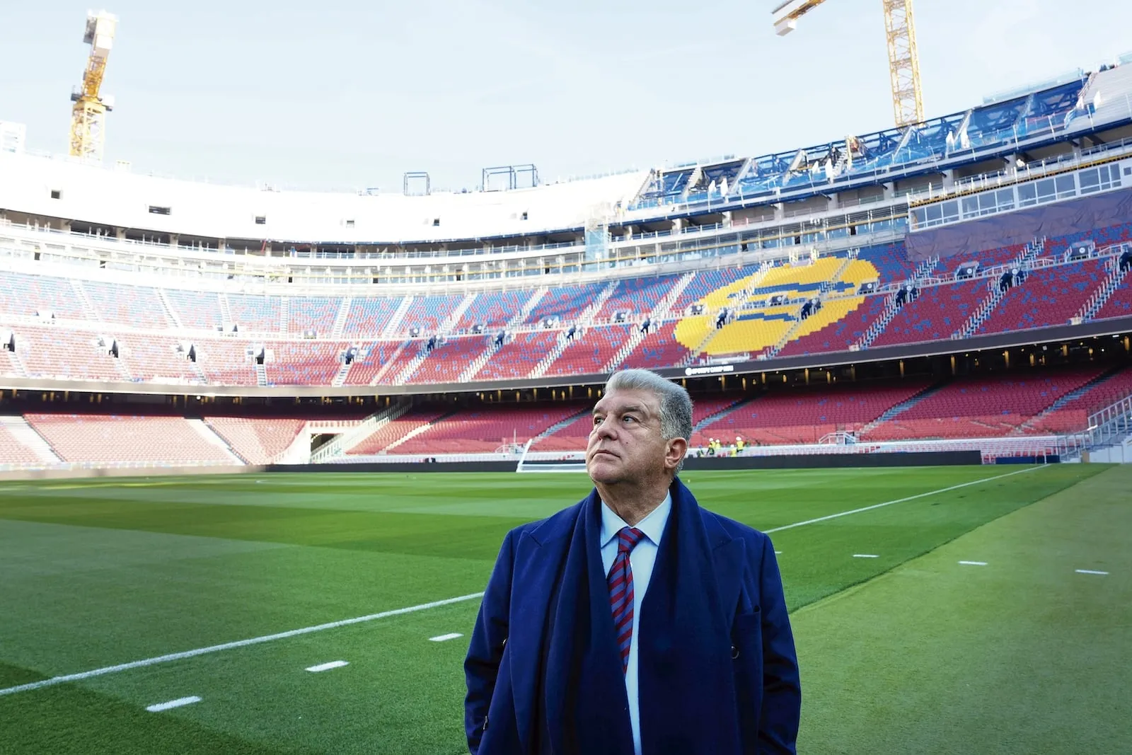 Joan Laporta a la gespa del Camp Nou hores abans de les eleccions que el tornaran a portar a la presidència del FC Barcelona, el març del 2026. Fotografia d’Alejandro García. EFE.