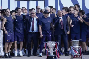 El president del FC Barcelona Joan Laporta, l’entrenador Hansi Flick, jugadors i directius, posant l’11 de maig amb els trofeus de la temporada 2025-26, moments abans de començar la rua de celebració del títol de campió de LaLiga. Fotografia d’Alejandro García. EFE.