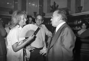 Carmen Díez de Rivera conversa amb Santiago Carrillo al bar del palau de les Corts, moments abans del començament de la sessió plenària de la cambra. 13 de setembre de 1977. Arxiu EFE