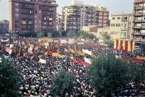 Concentració de la Diada Nacional de Catalunya de 1976 a la plaça Catalunya de Sant Boi de Llobregat. Fotografia de Pilar Aymerich. Arxiu Nacional de Catalunya